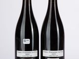 deux bouteilles de vin posées l'une à côté de l'autre sur une table