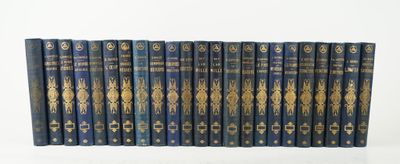 une pile de douze livres bleus empilés les uns sur les autres