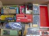 une boîte remplie de petites voitures et d'autres objets divers