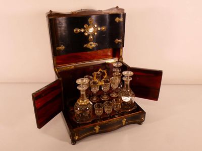 une petite boîte en bois contenant un service de verres à vin