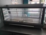 une image d'une vitrine dans un magasin