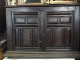 une armoire en bois surmontée d'un miroir