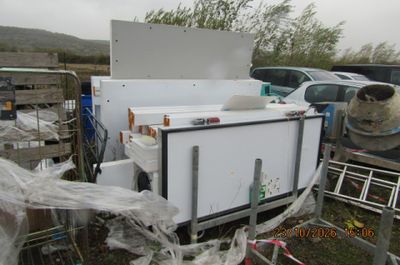 un réfrigérateur qui se trouve à l'arrière d'un camion