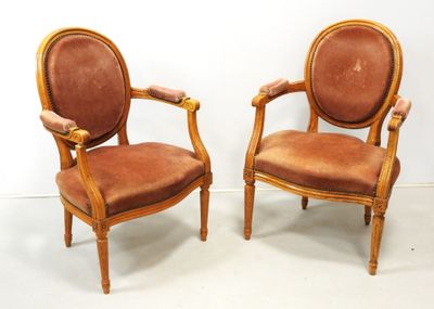 paire de chaises anciennes à accoudoirs rembourrés et à structure en bois