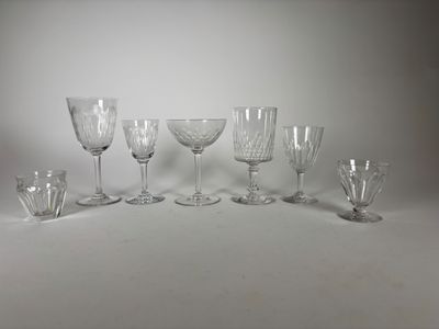 un ensemble de verres à vin posés sur une table