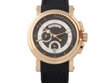 gros plan d'une montre sur fond blanc