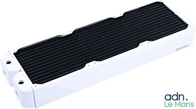 un gros plan d'un radiateur sur fond blanc