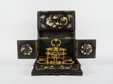une boîte noire et dorée contenant plusieurs bagues
