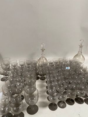 de nombreux verres à vin et carafes sur la table