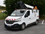 une camionnette blanche garée dans un parking