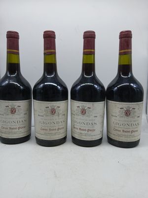 quatre bouteilles de vin sont alignées sur une table