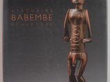 la couverture d'un livre représentant la statue d'un homme tenant un bébé dans ses bras