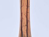 un vase en verre orné d'arbres, posé sur une table