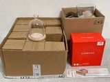 une boîte contenant un verre et une boîte contenant une bougie