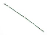 un gros plan d'un bracelet vert et blanc posé sur une surface blanche