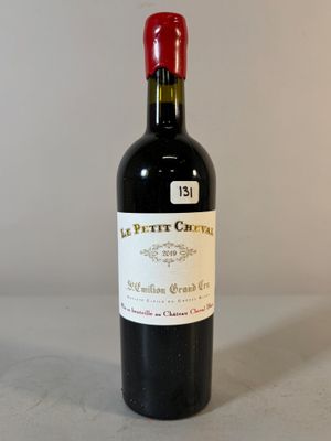 une bouteille de vin posée sur une table