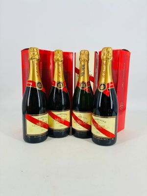 trois bouteilles de champagne devant une boîte rouge