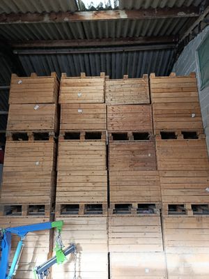 de nombreuses caisses en bois empilées dans un entrepôt