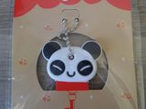 un porte-clés orné d'un panda, dans son emballage