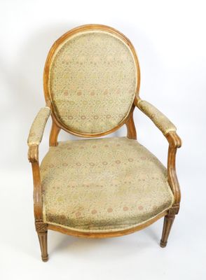 une image représentant une chaise dont le dossier et les accoudoirs sont recouverts d'un tissu beige