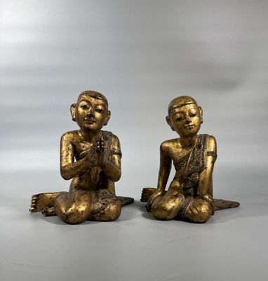 paire de figurines anciennes en laiton représentant un garçon et une fille assis par terre