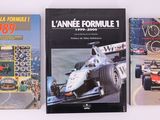 trois livres posés sur une surface blanche, avec l'image d'une voiture de course