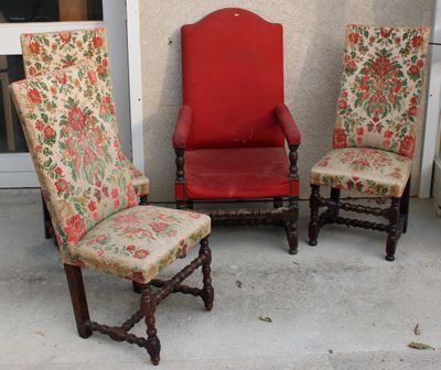 trois chaises posées sous le porche d'une maison