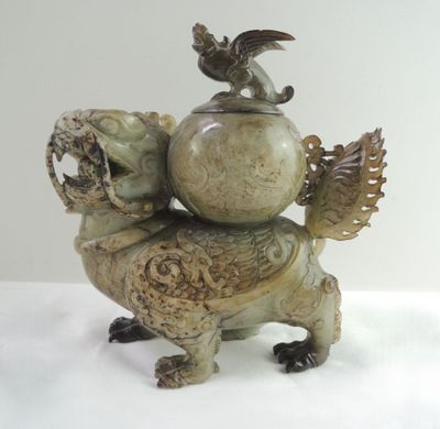 une statue représentant une tortue avec un oiseau sur le dos