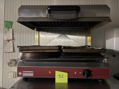 une photo d'un grill professionnel dans une cuisine
