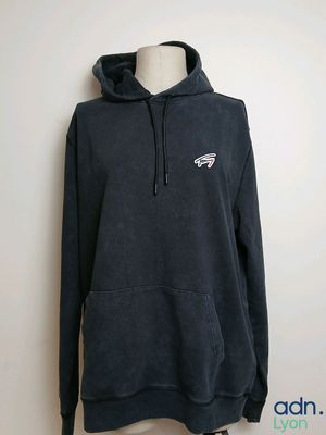 un sweat à capuche noir orné du logo des Philadelphia Eagles