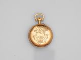 une montre de poche en or antique avec une chaîne, posée sur une surface blanche