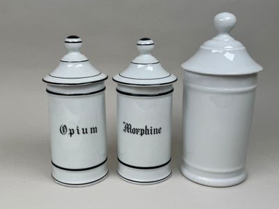 trois bidons blancs portant des inscriptions noires, placés les uns à côté des autres