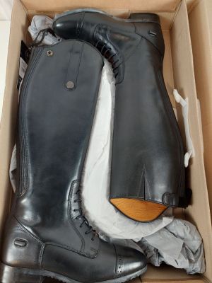 une boîte contenant une paire de bottes noires