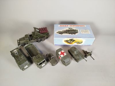 Plusieurs véhicules militaires miniatures sont alignés à côté d'une boîte