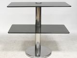 un gros plan d'une table en verre avec un piètement en métal