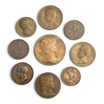 plusieurs types de pièces différentes sont disposées en cercle