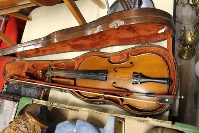 un violon et un étui à violon posés l'un sur l'autre