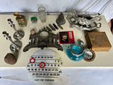 une table sur laquelle se trouvent de nombreux objets en argent