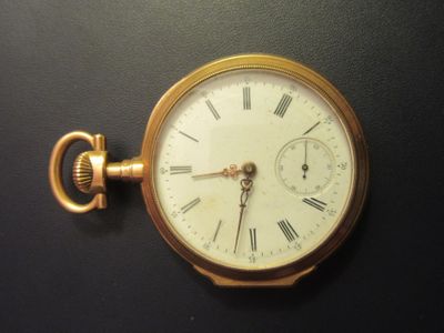 une montre de poche en or avec des chiffres romains