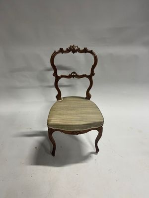une image représentant une chaise dont l'assise est rayée, sur fond blanc