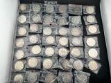 une boîte remplie de pièces d'argent qui se trouvent dans une boîte