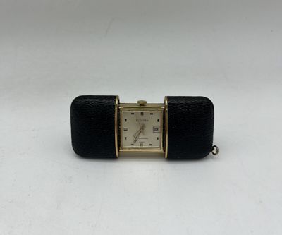 une photo d'une montre-bracelet en cuir noir avec un cadran blanc