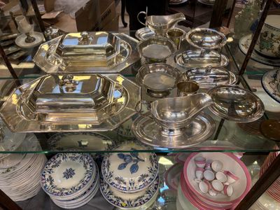 Lot en métal argenté comprenant une saucière, un beurrier, une coupe s - Photo 1