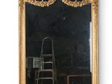 une image représentant un miroir avec une échelle placée devant