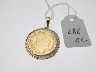 une pièce « sovereign » en or accompagnée d'une étiquette, sur fond blanc