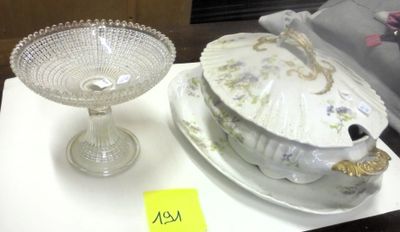 Soupière en porcelaine avec un grand plat style rocaille.