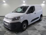 la camionnette blanche est garée sur le sol en damier d'une pièce