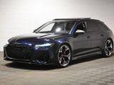 L'Audi RS4 est garée dans un garage dont le sol est recouvert d'un motif à damier.