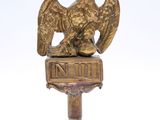 statue en bronze représentant un oiseau sur un socle, coiffé d'une couronne