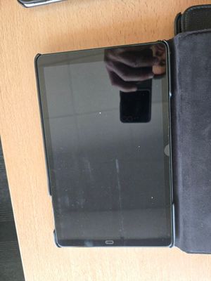 quelqu'un prend une photo de son téléphone portable avec sa coque